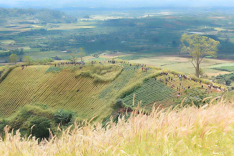 Nhìn từ đỉnh xuống lòng chảo miệng núi lửa Chư Đăng Ya