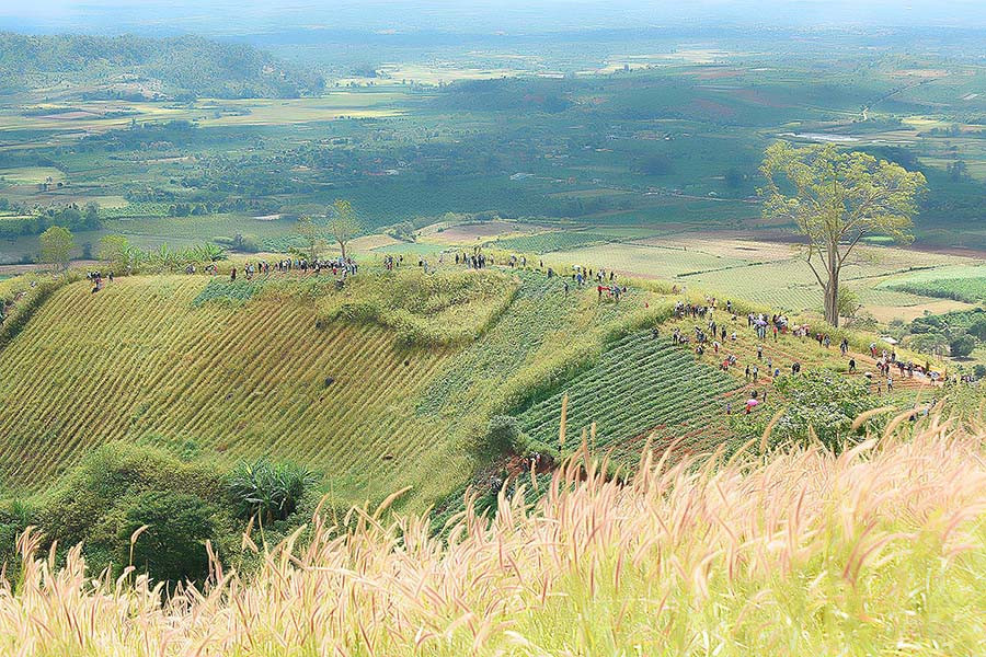 Nhìn từ đỉnh xuống lòng chảo miệng núi lửa Chư Đăng Ya