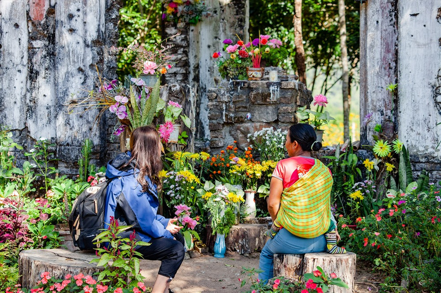 Dù trong làng đã xây dựng nhà thờ mới nhưng nhiều người J'rai vẫn ghé đến đây để dâng hoa và cầu nguyện mỗi ngày. Dưới tháp chuông, tượng Chúa Jesus bị đóng đinh trên thập tự giá được treo trang trọng như một sự tưởng nhớ của họ đến ngôi thánh đường cổ đang dần bị thời gian chôn vùi. Ảnh: Chu Thế Dũng Dù trong làng đã xây dựng nhà thờ mới nhưng nhiều người J'rai vẫn ghé đến đây để dâng hoa và cầu nguyện mỗi ngày. Dưới tháp chuông, tượng Chúa Jesus bị đóng đinh trên thập tự giá được treo trang trọng như một sự tưởng nhớ của họ đến ngôi thánh đường cổ đang dần bị thời gian chôn vùi. Ảnh: Chu Thế Dũng