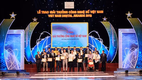 16 đơn vị, cá nhân nhận giải thưởng thuộc hạng mục “Sản phẩm, dịch vụ công nghệ số tiêu biểu”. Ảnh: Trọng Đạt