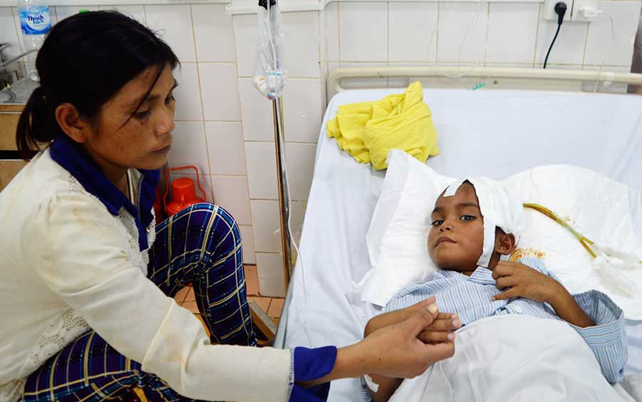  Chị Đinh Thị Tiêng chăm cháu Cưn tại Bệnh viện Đa khoa tỉnh. Ảnh: Đ.Y