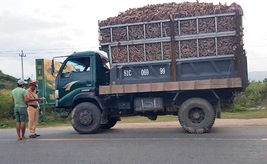 Lực lượng CSGT Công an tỉnh xử lý xe chở mì quá tải trên quốc lộ 25. Ảnh: Đ.P  Lực lượng CSGT Công an tỉnh xử lý xe chở mì quá tải trên quốc lộ 25. Ảnh: Đ.P