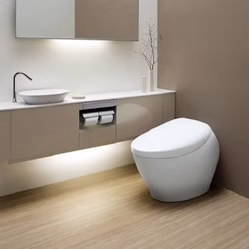  Nếu diện tích chật hẹp sẽ có ngay mẫu nhà tắm với các thiết bị vệ sinh nhiều chức năng như chậu rửa mặt có cả từng khay chứa đồ, chậu rửa có nơi bỏ rác...Ảnh: Noithatphongtam.