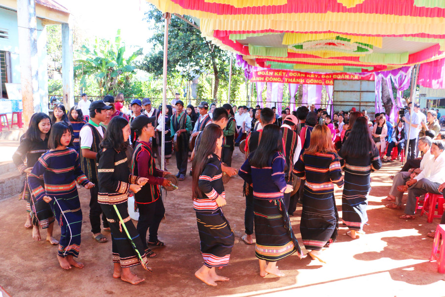 Tiết mục cồng chiêng mừng Ngày hội Đại đoàn kết toàn dân tộc của làng Pang. Ảnh: Q.T