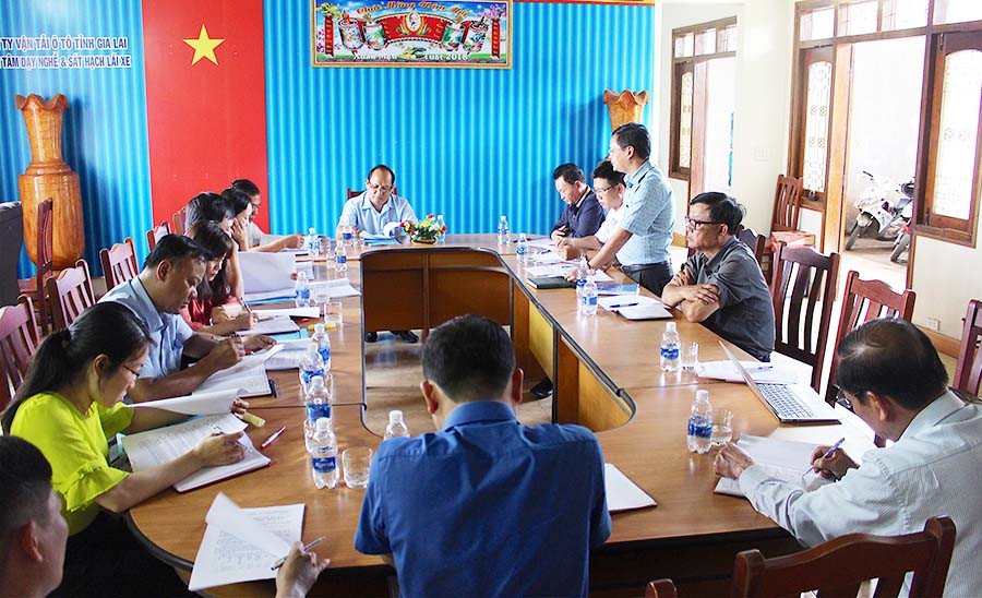 Đại diện lãnh đạo Trung tâm dạy nghề và sát hạch lái xe báo cáo tình hình hoạt động của đơn vị với đoàn khảo sát. Ảnh: Hồng Thi Đại diện lãnh đạo Trung tâm dạy nghề và sát hạch lái xe báo cáo tình hình hoạt động của đơn vị với đoàn khảo sát. Ảnh: Hồng Thi