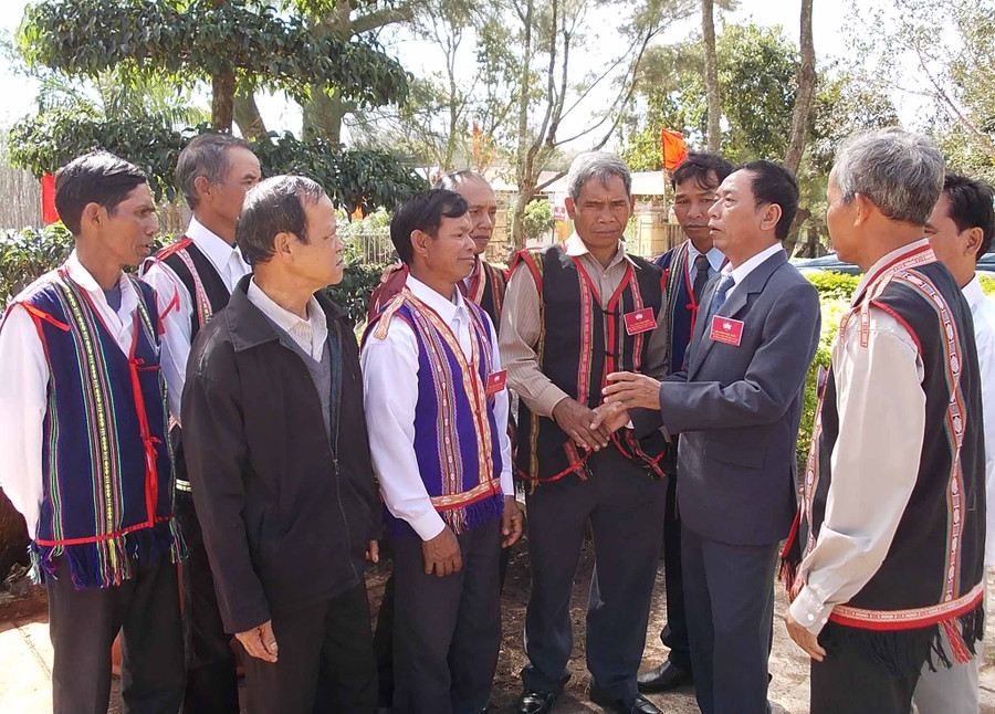 Trao đổi công tác vận động quần chúng vùng dân tộc thiểu số. Ảnh: Thanh Nhật