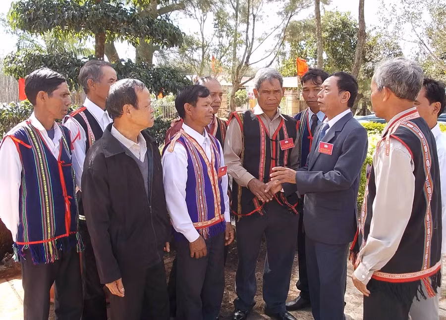 Trao đổi công tác vận động quần chúng vùng dân tộc thiểu số. Ảnh: Thanh Nhật