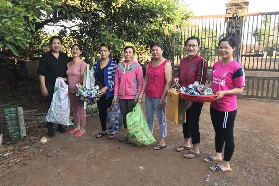 Các thành viên của Câu lạc bộ “Biến rác thành tiền” (thôn Đồng Tâm 2). Ảnh: T.B Các thành viên của Câu lạc bộ “Biến rác thành tiền” (thôn Đồng Tâm 2). Ảnh: T.B