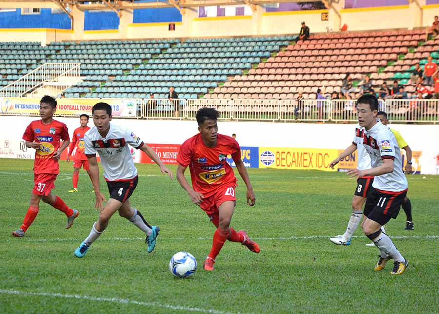  Tiền vệ Trần Bảo Toàn (giữa) được đôn lên đội 1 HA.GL ở V.League 2019. Ảnh: M.V