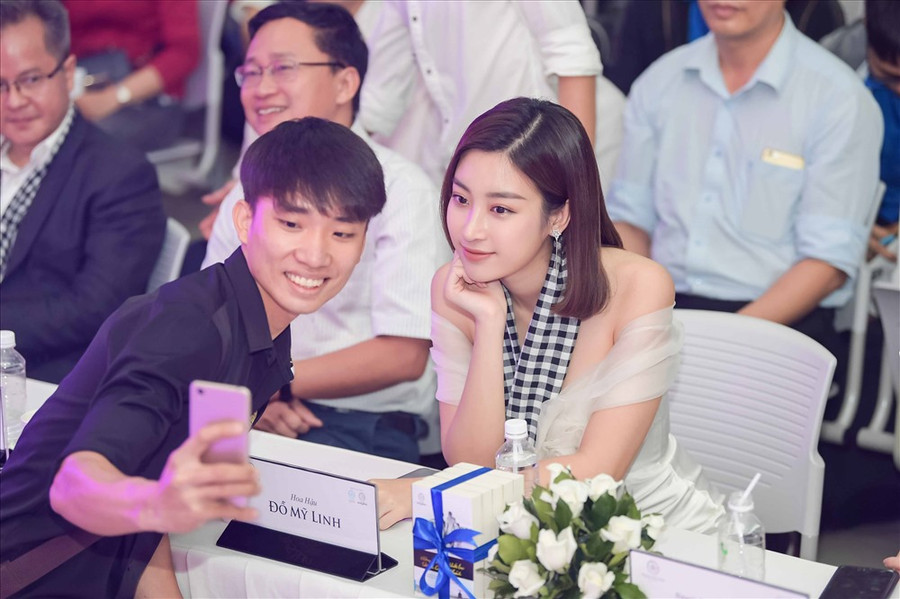 Cô được các bạn trẻ yêu mến bởi sự giản dị, hòa đồng. Cô được các bạn trẻ yêu mến bởi sự giản dị, hòa đồng.