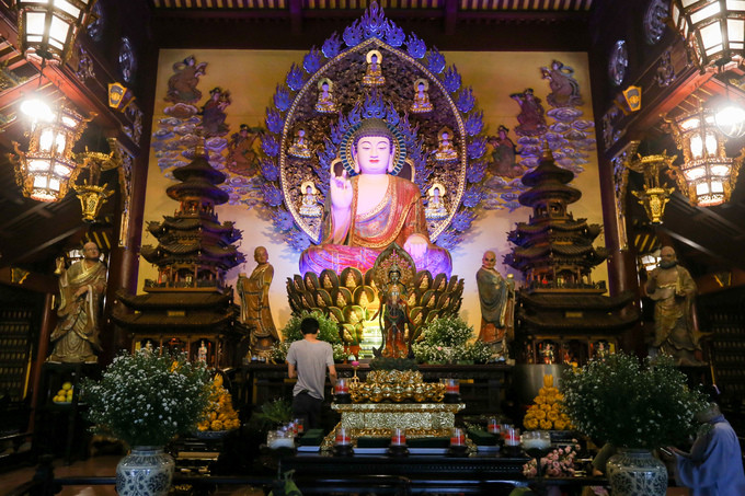 Phía trong cùng của chánh điện là hình ảnh Đức Phật A Di Đà được tôn trí uy nghiêm trên đài sen, hai bên là hình ảnh các vị la hán, mỗi người một tư thế. Phía trong cùng của chánh điện là hình ảnh Đức Phật A Di Đà được tôn trí uy nghiêm trên đài sen, hai bên là hình ảnh các vị la hán, mỗi người một tư thế.