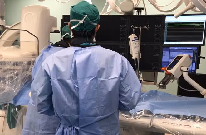Bác sĩ chụp DSA cho bệnh nhi. Ảnh bệnh viện cung cấp.