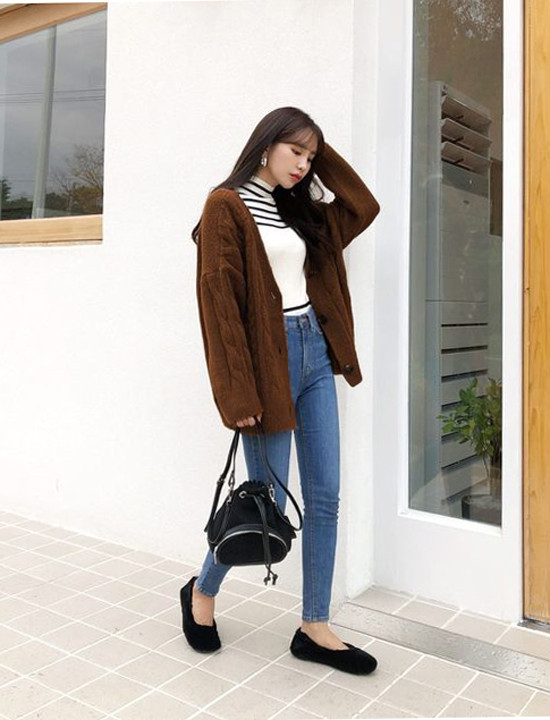 Áo len vặn thừng, áo len 'cụ bà' hiện là những xu hướng đang được ưa chuộng ở mùa lạnh năm nay. Để tránh bị già nua, bạn gái văn phòng nên phối hợp áo len cùng các mẫu trang phục hiện đại, trẻ trung như quần jeans, áo thun...  Áo len vặn thừng, áo len 'cụ bà' hiện là những xu hướng đang được ưa chuộng ở mùa lạnh năm nay. Để tránh bị già nua, bạn gái văn phòng nên phối hợp áo len cùng các mẫu trang phục hiện đại, trẻ trung như quần jeans, áo thun...