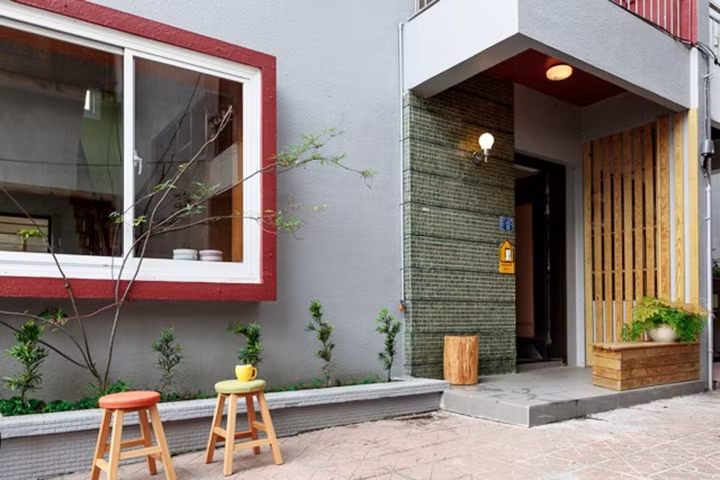  Cửa vào được đẩy lùi sâu khoảng 1m để tránh nắng gay gắt vào buổi trưa.