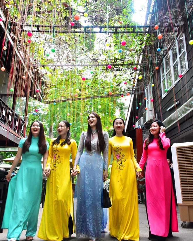  Pinky Savika có bạn bè, người quen ở Việt Nam nên cô rất thoải mái mỗi lần đến thăm. Cô còn biết nói một chút tiếng Việt.