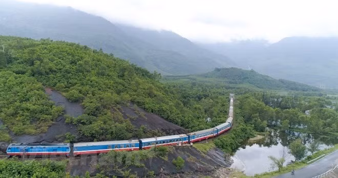 Tuyến đường sắt Bắc-Nam đã chính thức được thông tuyến sau thời gian gián đoạn, tê liệt do cơn bão số 9. (Ảnh: Minh Sơn/Vietnam+)