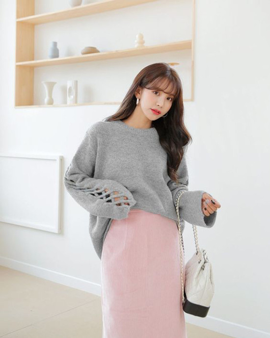 Hồng pastel và xám thường mang lại vẻ đẹp thanh lịch khi được kết hợp cùng nhau. Vào những ngày trở lạnh diện áo len và chân váy nhung là lựa chọn hoàn toàn hợp lý. Hồng pastel và xám thường mang lại vẻ đẹp thanh lịch khi được kết hợp cùng nhau. Vào những ngày trở lạnh diện áo len và chân váy nhung là lựa chọn hoàn toàn hợp lý.