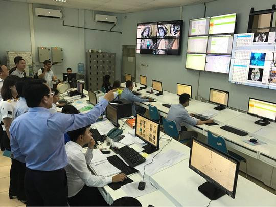 Trung tâm điều hành đô thị thông minh TP vận hành giai đoạn 1 trên cơ sở tích hợp thông tin từ các hệ thống camera, trong đó có hệ thống camera giám sát xe buýt tại Trung tâm Quản lý giao thông công cộng Ảnh: GIA MINH