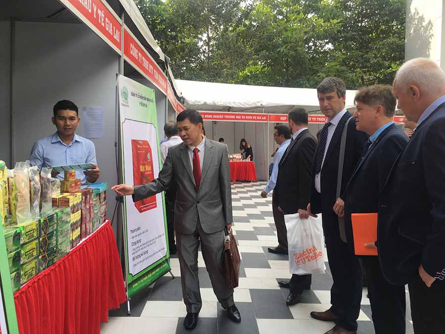 Các đại biểu trong và ngoài nước rất quan tâm tới các sản phẩm tiêu biểu của Gia Lai. Ảnh: Hà Duy