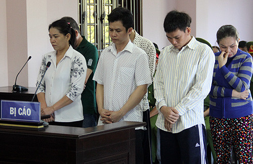 Trần Kiều Trang (bìa trái) cùng các đồng phạm tại phiên toà. Ảnh: Thế Phong Trần Kiều Trang (bìa trái) cùng các đồng phạm tại phiên toà. Ảnh: Thế Phong