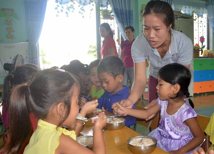 Cô giáo Lê Thị Hồng, Trường Mầm non Họa Mi xã Ia Tul đưa cơm đến điểm trường thôn Blanh cho học trò ăn trưa. Ảnh: Đức Phương Cô giáo Lê Thị Hồng, Trường Mầm non Họa Mi xã Ia Tul đưa cơm đến điểm trường thôn Blanh cho học trò ăn trưa. Ảnh: Đức Phương