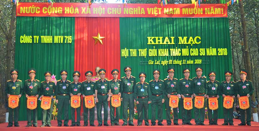 Trao cờ luân lưu cho các đội tham gia Hội thi. Ảnh: Đinh Yến