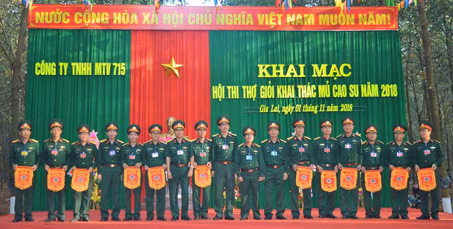 Trao cờ luân lưu cho các đội tham gia Hội thi. Ảnh: Đinh Yến