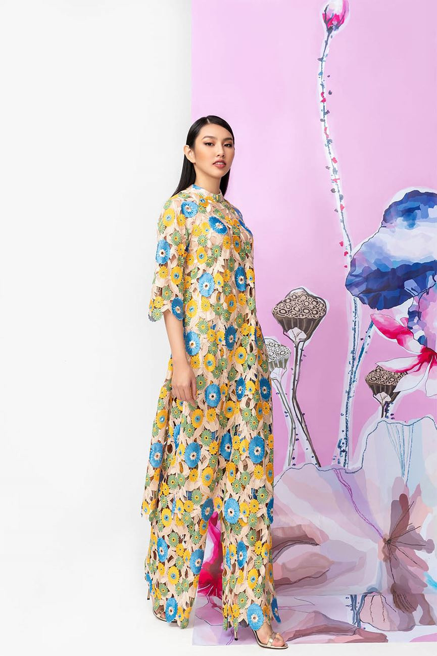 Tà áo dài truyền thống được cách tân bằng chất liệu ren cùng tông màu nóng, lạnh tương phản, những chiếc quần ống ôm cách điệu lạ mắt, cùng lối trang điểm môi trầm ấn tượng và tóc đen thẳng hiện đại, hình ảnh Thùy Tiên trong những thiết kế này đậm chất high-fashion. Tà áo dài truyền thống được cách tân bằng chất liệu ren cùng tông màu nóng, lạnh tương phản, những chiếc quần ống ôm cách điệu lạ mắt, cùng lối trang điểm môi trầm ấn tượng và tóc đen thẳng hiện đại, hình ảnh Thùy Tiên trong những thiết kế này đậm chất high-fashion.