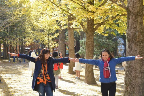 Du khách tham quan mùa thu Hàn Quốc vào tháng 10-2018 Du khách tham quan mùa thu Hàn Quốc vào tháng 10-2018