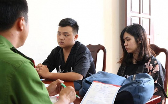 Kiên và Phương tại cơ quan Công an