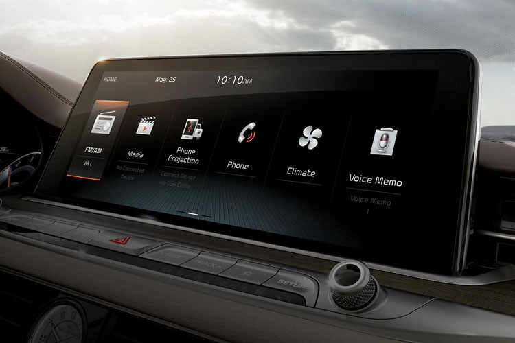 Một loạt trang bị hiện đại đi kèm như màn hình giải trí kích thước lớn 12,3 inch ở trung tâm, được điều khiển qua một núm xoay ở phía dưới bệ để tay, điều hòa không khí 3 vùng độc lập và toàn bộ ghế ngồi bọc da Nappa điều chỉnh điện. 