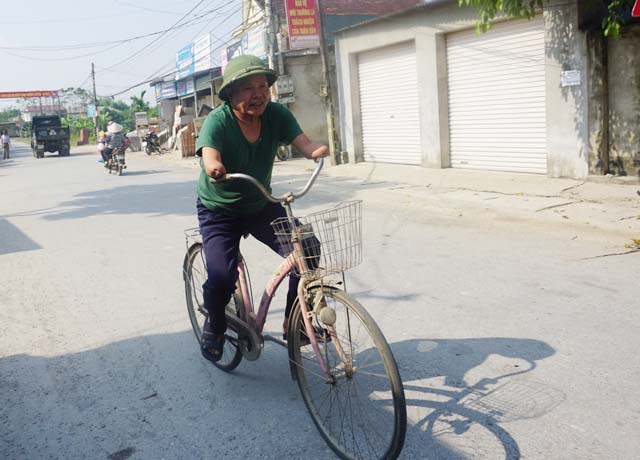Với đôi tay bị cụt đến nửa cẳng tay ông vẫn đi xe đạp, 