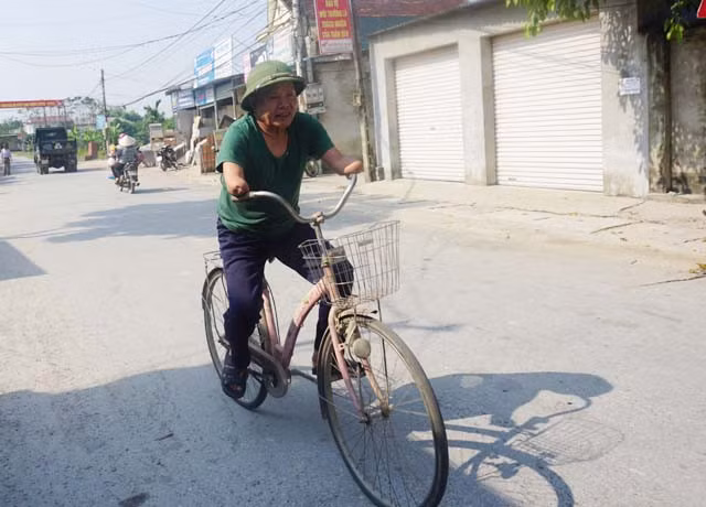 Với đôi tay bị cụt đến nửa cẳng tay ông vẫn đi xe đạp, 