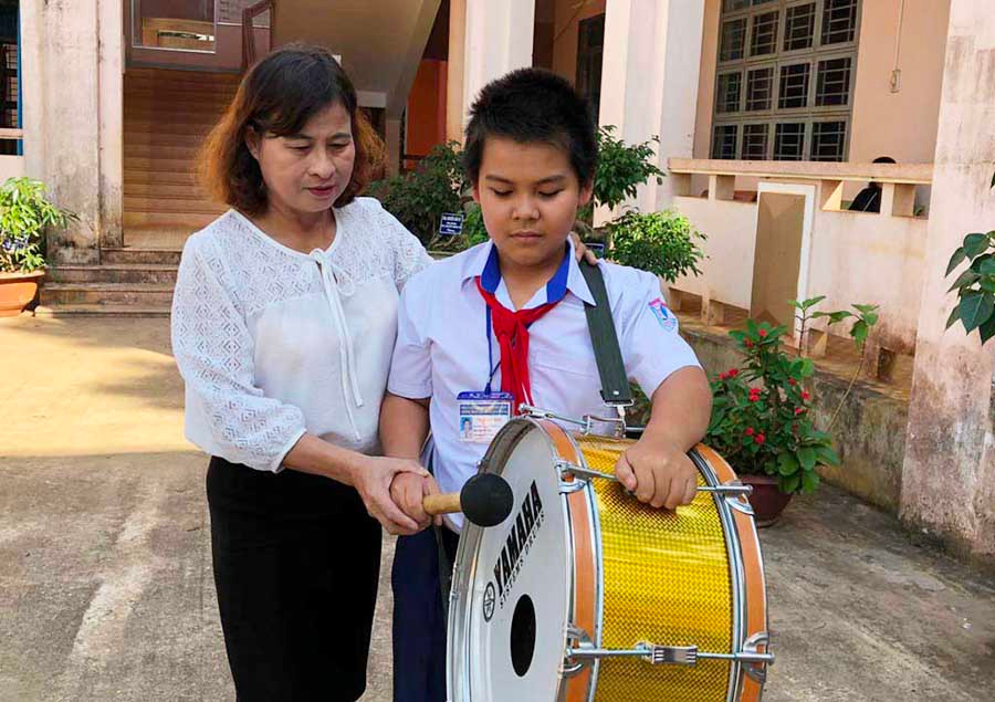  Cô Nguyễn Thị Thuyên hướng dẫn kỹ năng cho học trò. Ảnh: P.L