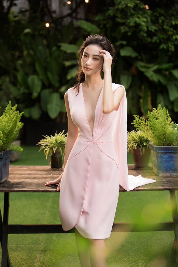 Thoát khỏi những kiểu váy đơn giản thông thường, nàng diễn viên trẻ lựa chọn nhiều mẫu đầm đa dạng như xếp nếp, bất đối xứng, xẻ ngực sâu táo bạo... Thoát khỏi những kiểu váy đơn giản thông thường, nàng diễn viên trẻ lựa chọn nhiều mẫu đầm đa dạng như xếp nếp, bất đối xứng, xẻ ngực sâu táo bạo...