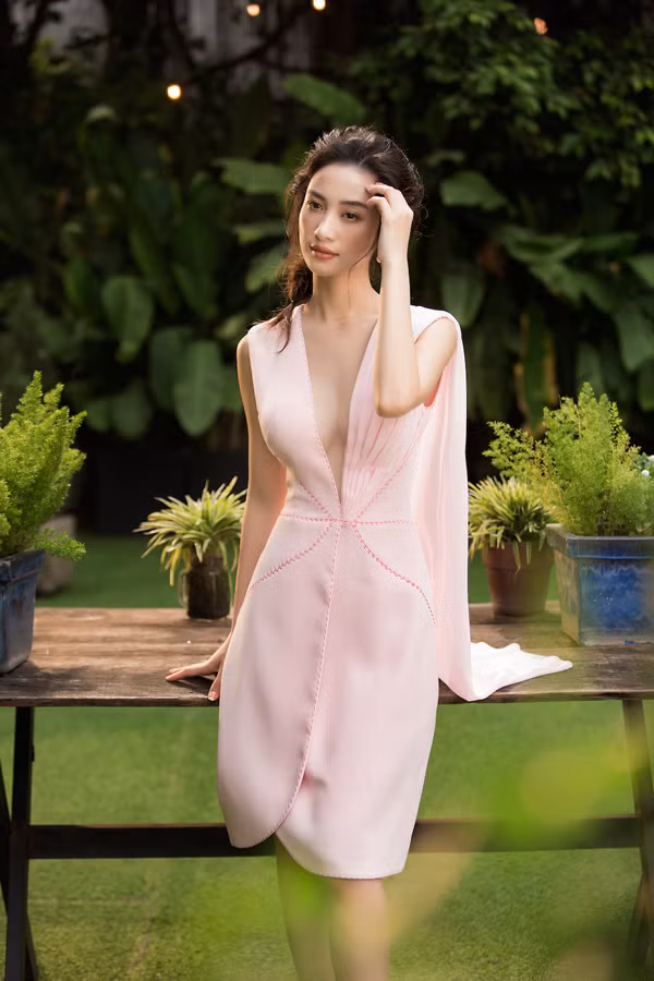  Thoát khỏi những kiểu váy đơn giản thông thường, nàng diễn viên trẻ lựa chọn nhiều mẫu đầm đa dạng như xếp nếp, bất đối xứng, xẻ ngực sâu táo bạo...