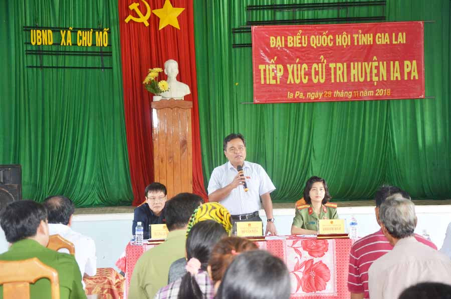  Trưởng đoàn đại biểu Quốc hội tỉnh tiếp xúc cử tri xã Chư Mố (huyện Ia Pa). Ảnh: Đức Phương