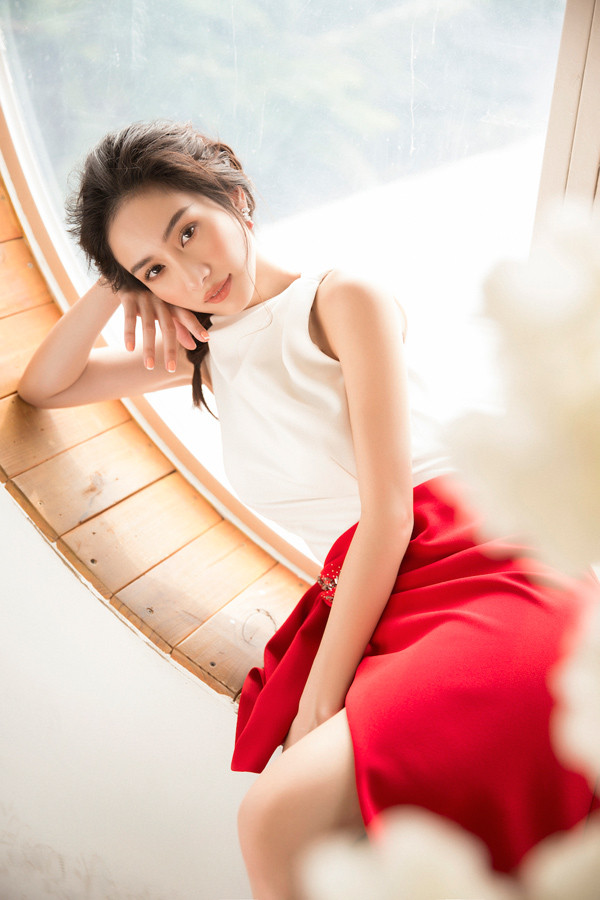 Sự kết hợp giữa áo không tay và chân váy vạt đắp làm bật lên nhan sắc yêu kiều của mỹ nhân "Tháng năm rực rỡ". Sự kết hợp giữa áo không tay và chân váy vạt đắp làm bật lên nhan sắc yêu kiều của mỹ nhân