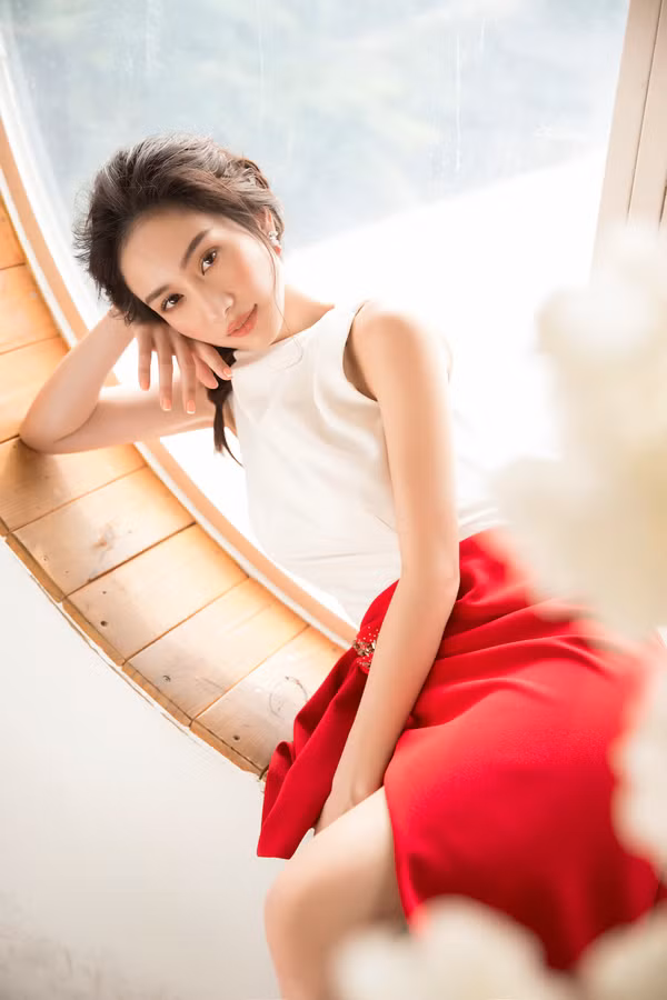 Sự kết hợp giữa áo không tay và chân váy vạt đắp làm bật lên nhan sắc yêu kiều của mỹ nhân 