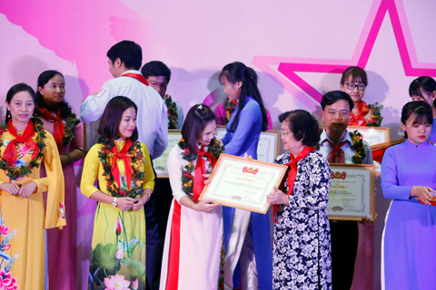 Bà Trương Mỹ Hoa trao bằng khen cho các Tổng phụ trách Đội 