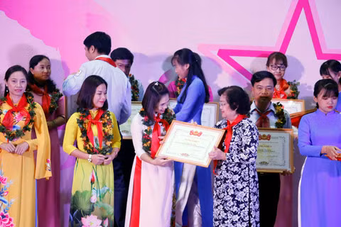 Bà Trương Mỹ Hoa trao bằng khen cho các Tổng phụ trách Đội 