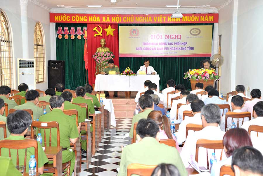  Toàn cảnh hội nghị triển khai công tác phối hợp giữa Công an và và Ngân hàng tỉnh. Ảnh: Nguyễn Hữu