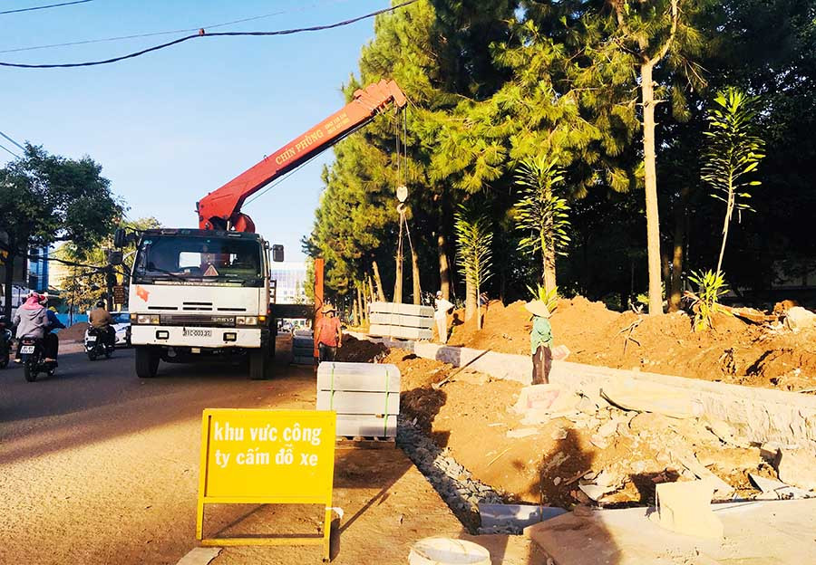 Thi công công trình nâng cấp vỉa hè, tường rào, cổng chính Bảo tàng Hồ Chí Minh-Chi nhánh Gia Lai và Kon Tum. Ảnh: Lê Hòa