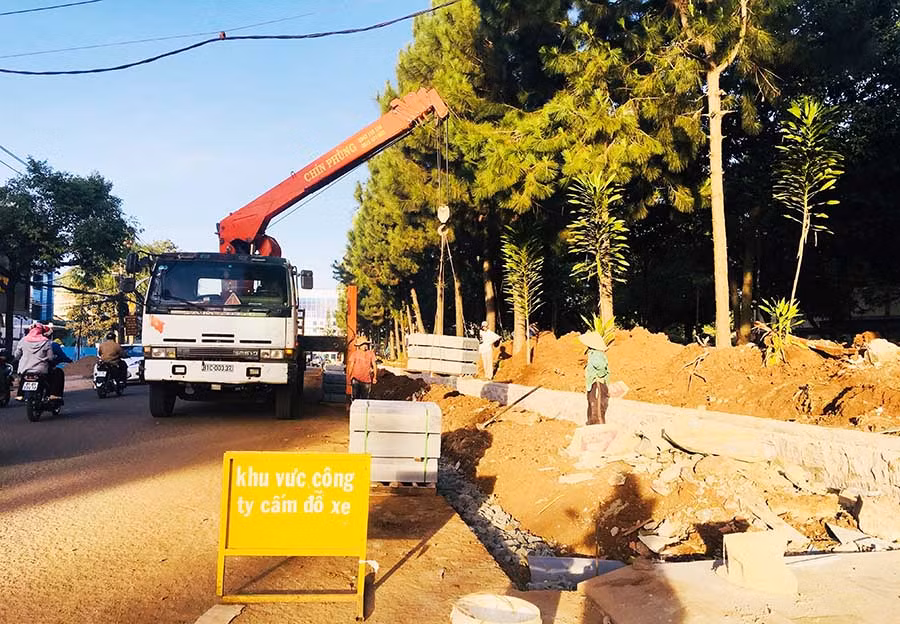 Thi công công trình nâng cấp vỉa hè, tường rào, cổng chính Bảo tàng Hồ Chí Minh-Chi nhánh Gia Lai và Kon Tum. Ảnh: Lê Hòa