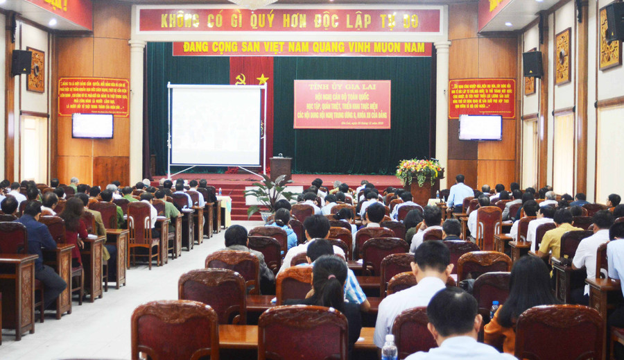 Các đại biểu tập trung nghe quán triệt Nghị quyết Trung ương 8, khóa II của Đảng tại điểm cầu Gia Lai. Ảnh: Minh Nguyễn