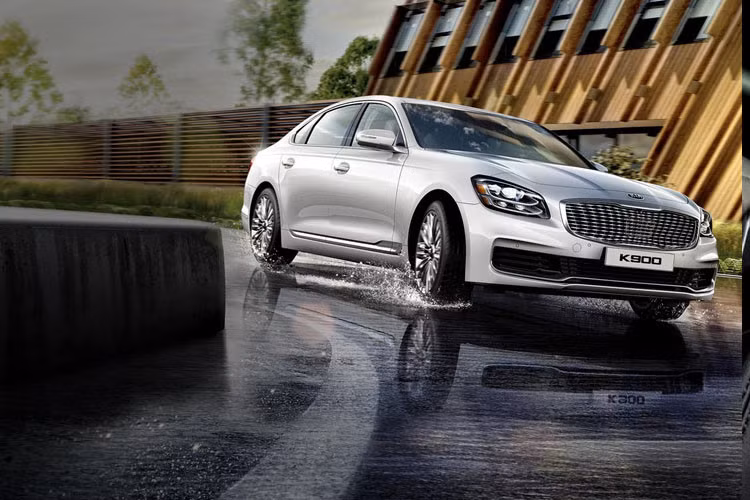 Đi kèm với giá là nhiều trang bị mới cả về ngoại, nội thất cho K900 2019. Kia đã dùng tất cả những lời lẽ có cánh để miêu tả đứa con cưng của mình như: mẫu xe tiên phong, thiết kế sang trọng và tinh tế, sở hữu hàng tá công nghệ, thoải mái và an toàn hàng đầu... 
