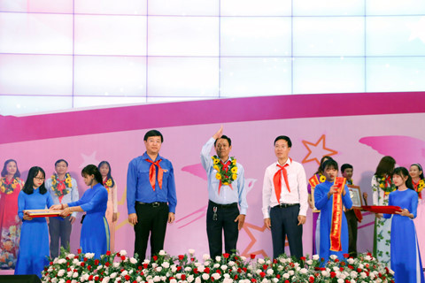 Anh Lê Quốc Phong (bên trái) tại lễ tuyên dương