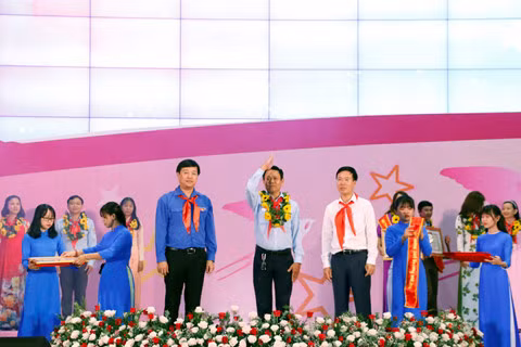 Anh Lê Quốc Phong (bên trái) tại lễ tuyên dương