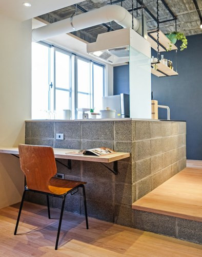 Bàn làm việc gắn liền với tường và có thể gấp gọn lại khi không sử dụng. Bàn làm việc gắn liền với tường và có thể gấp gọn lại khi không sử dụng.