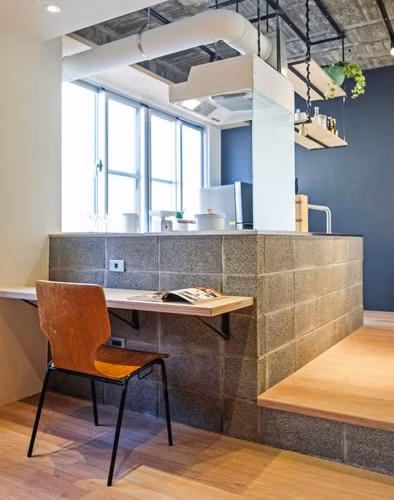 Bàn làm việc gắn liền với tường và có thể gấp gọn lại khi không sử dụng.